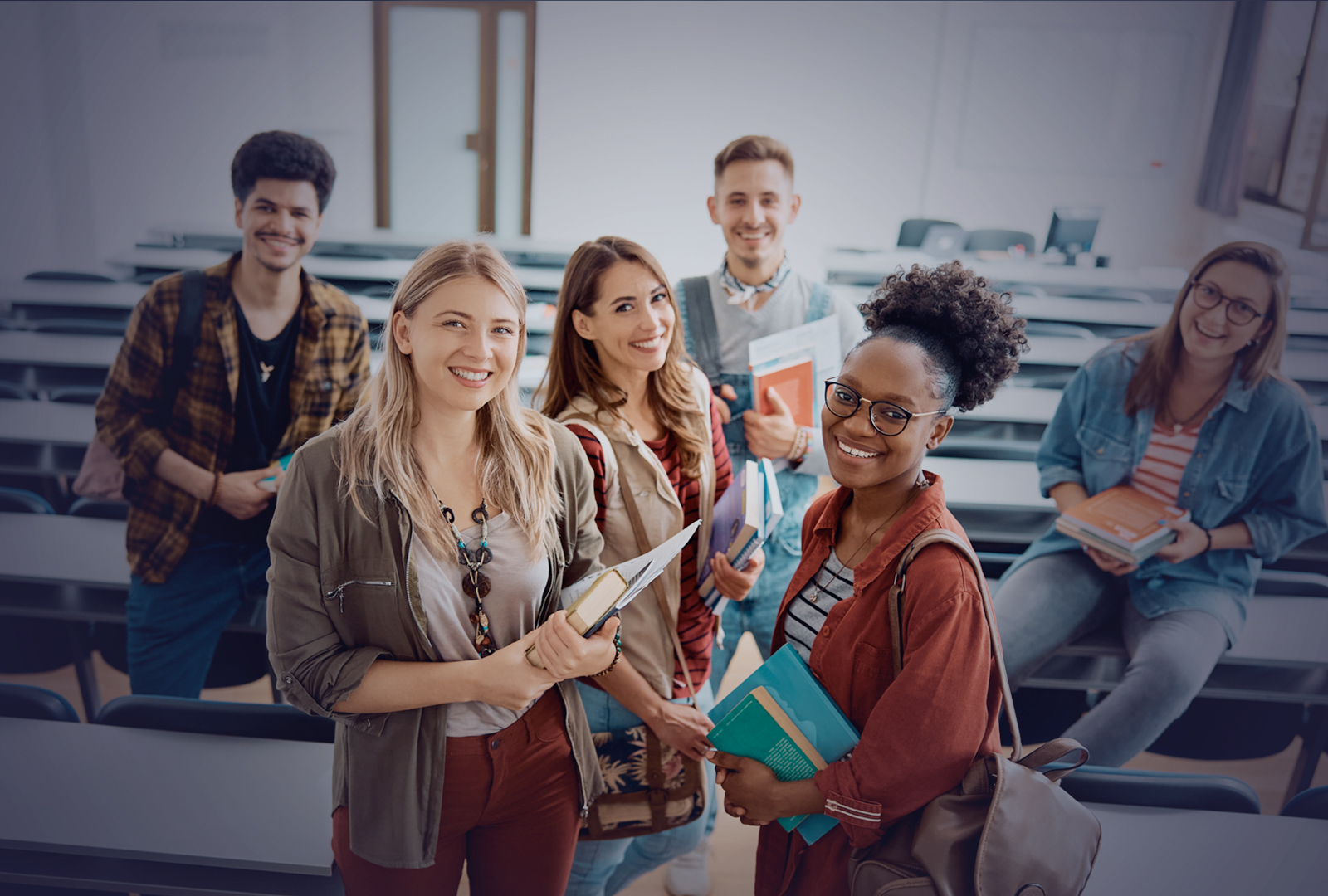 Gruppo di studenti universitari e liceali sorridenti, rappresentanti della comunità sostenuta dalla Fondazione Chiara Costanzo ETS.